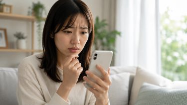 「あなたの口座が犯罪に使われています」——被害985億円。急増する”ニセ警察詐欺”の手口と、だまされないための備え