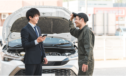 取付店スタッフと話す男性