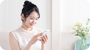 スマホを見る笑顔の女性